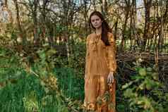 女人长头发走阴影树穿着长橙色衣服享受天气周末相机主题隐私自然