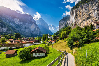 令人惊异的夏天景观旅游高山村lauterbrunnen著名的教堂施陶巴赫瀑布位置lauterbrunnen村berner高地瑞士欧洲