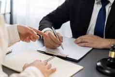 律师签署合同法律公司办公室概念平衡