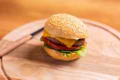 牛肉汉堡木桌子上脂肪不健康的食物特写镜头