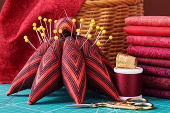 集红色的织物缝纫工具工艺席