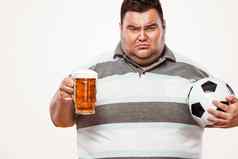 足球有趣的脂肪男人。啤酒节喝啤酒孤立的白色背景
