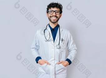 微笑医生孤立的背景快乐医生手口袋肖像微笑年轻的医生孤立的
