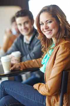 妍挑选好氛围美丽的年轻的女人坐着咖啡商店享受咖啡
