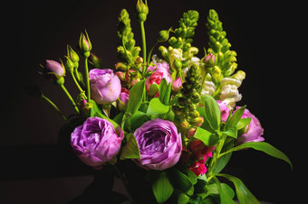 豪华的花束美丽的花园花叶子黑色的背景粉红色的牡丹玫瑰豪华的设计花安排婚礼