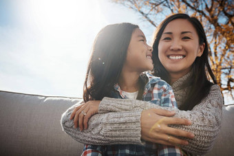 母亲女儿又名<strong>终身</strong>朋友肖像可爱的女孩享受秋天一天在户外