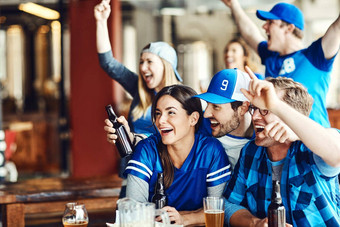 享受啤酒欢呼最喜欢的团队集团兴奋朋友欢呼最喜欢的团队酒吧