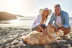 活跃的成熟的夫妇支出一天海滩狗