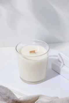 白色香气蜡烛玻璃Jar木芯白色背景书布