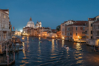 前视图船航行大运河威尼斯闪亮的灯背景平静水夏天晚上概念婚礼旅游旅行古老的城市意大利