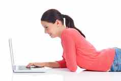 移动PC工作室地板上快乐女人阅读有趣的模因互联网漫画打字网站搜索喜剧视频在线购物促销商务销售模型配置文件孤立的白色背景