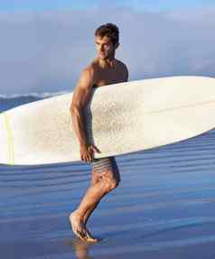追逐波激情英俊的年轻的冲浪者海滩渴望好波