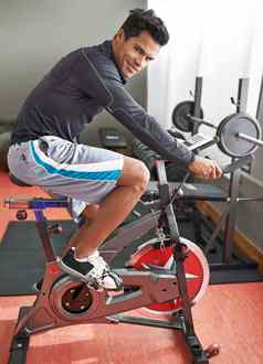 他健身房年轻的少数民族男人。锻炼健身房