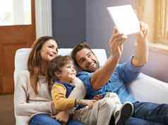 自拍平板电脑快乐家庭放松首页社会媒体内容互联网在线应用程序网站父母孩子孩子幸福微笑图片