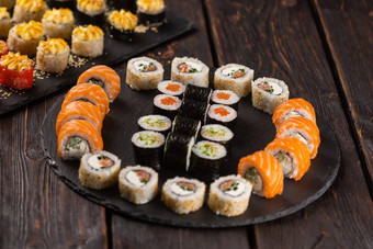 卷集鱼虾鱼子酱寿司特写镜头亚洲食物日本厨房概念