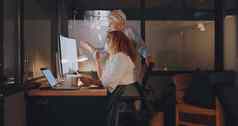 办公室加班女人经理电脑训练工人在线项目数字市场营销公司团队合作建议支持管理女孩工作晚些时候晚上