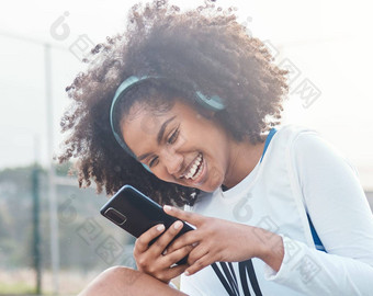初中的体育电话音乐黑色的女人听广播音频播客播放列表首歌培训锻炼笑在线数字耳机运动员流媒体有趣的模因视频