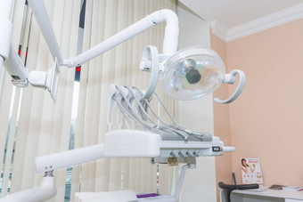 牙科办公室牙科椅子牙科光站牙科椅子工具牙医牙科诊所办公室治疗病人口腔正畸学牙齿护理概念