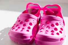粉红色的橡胶拖鞋孤立的白色背景孩子们的橡胶凉鞋孤立的舒适的鞋子海滩花园夏天时尚太阳镜