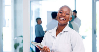 脸企业黑色的女人平板电脑微笑数字市场营销销售增长目标工作场所肖像非洲美国女员工领袖幸福在线时间表