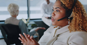 调用中心女人沟通解释客户服务建议办公室职业生涯黑色的女人crm专家顾问联系客户支持咨询客户
