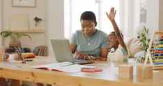 黑色的家庭教育庆祝学习孩子发展技能移动PC首页快乐非洲女人鼓掌手兴奋男孩成功欢呼好工作学校工作