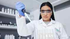 女科学家试验测试管注射器年轻的生物学家化学家把蓝色的液体玻璃器皿药用研究测试创新研究实验室诊所