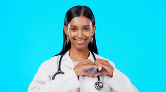 心手势快乐女人医疗医生外科医生护士护理支持医学医疗保健心脏病学健康表情符号爱标志工作室肖像医院女蓝色的背景