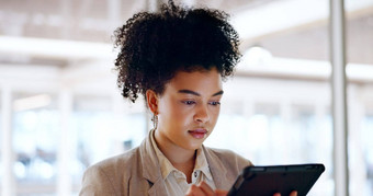 业务女人平板电脑脸焦点领导技术企业沟<strong>通电</strong>子邮件网络数字市场营销seo黑色的女人执行打字研究在线