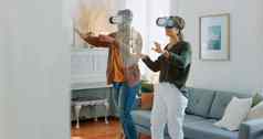 游戏年轻的夫妇虚拟耳机元宇宙经验首页玩游戏互动电影未来主义的技术虚拟现实男人。女人在线网络幻想