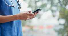 手女人智能手机护士医院远程医疗在线咨询医疗保健手机医生移动电话研究健康应用程序检查医疗电子邮件