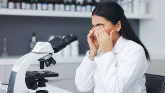 女科学家显微镜摩擦眼睛痛苦眼睛应变不舒服强调<strong>生物技术专家</strong>分析测试样本医疗实验室