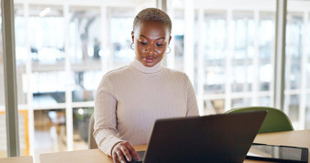 移动PC企业业务女人思考投资策略金融增长金融网络科技电子邮件经理办公室规划数据分析经济数据分析审查