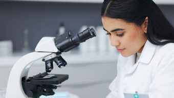 女科学家显微镜研究<strong>实验</strong>室年轻的生物学家生物技术研究员工作分析微观样品最新的<strong>实验</strong>室<strong>科技</strong>设备