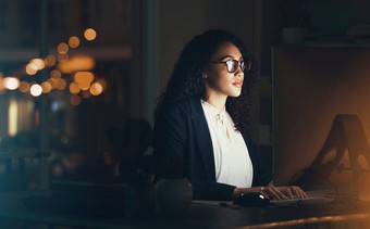 办公室业务黑色的女人电脑研究项目管理在线晚上企业经理愿景女工人工作晚些时候策略规划阅读网站