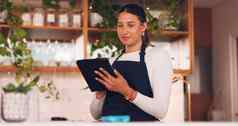 咖啡馆咖啡师快乐女人平板电脑电子商务在线服务餐厅销售促销活动小业务老板女服务员零售人数字技术咖啡商店自助餐厅