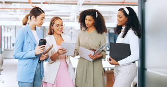 协作平板电脑会议业务团队女人会说话的策略办公室金融团队合作规划女员工集团工作公司发展
