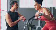 健身沙发上健身房运动员培训时间女人锻炼男人。体育看锻炼动机健康有氧运动健康健康的生活训练类