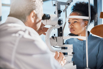 眼睛考试黑色的女人咨询医生视力验光师眼科医生非洲客户测试愿景成熟的眼镜商检查虹膜青光眼视网膜视觉健康