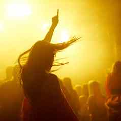 跳舞语无伦次地说女人音乐会迪斯科事件迷幻恍惚节日晚上能源女人跳舞移动首歌黄色的光电子晚上俱乐部聚会，派对