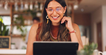 业务女人笑平板电脑咖啡商店餐厅咖啡馆视频调用虚拟会议网络研讨会微笑快乐自由企业家技术有趣的演讲规划