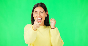 快乐女人庆祝活动指出绿色屏幕赢得成功促销活动工作室背景肖像兴奋女快乐手指点选择色度模型
