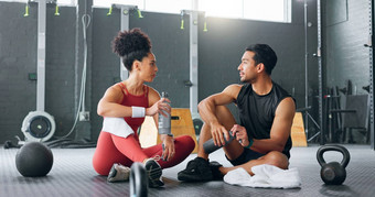个人教练男人。女人健身房锻炼计划健身教练培训例程身体健康的有氧运动体育锻炼运动员锻炼健康健康强大的精神动机
