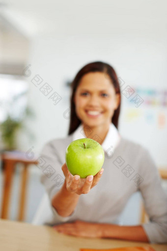 女人绿色苹果水果健康的生活方式饮食吃健康健康坐着首页零食手女给新鲜的有机素食主义者食物营养
