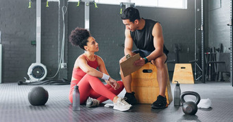 个人教练男人。女人健身房锻炼计划健身教练培训例程身体健康的有氧运动体育锻炼运动员锻炼健康健康强大的精神动机