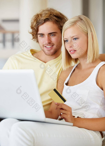 管理财务状况更容易在线银行快乐年轻的夫妇购买在线信贷卡