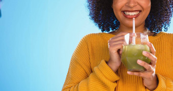 健康汁黑色的女人健康的绿色奶昔人喝重量损失喝模型工作室背景女蔬菜营养排毒摇营养学家健康