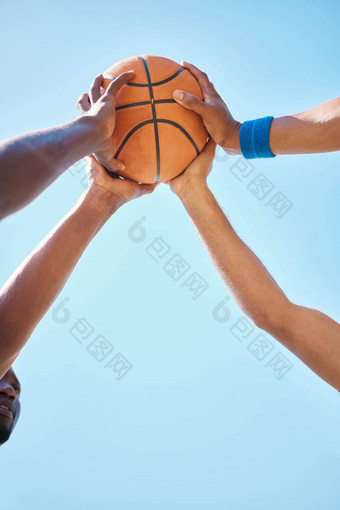团队合作体育手<strong>篮球</strong>球蓝色的天空背景户外<strong>篮球</strong>法院支持社区运动员准备好了游戏匹配<strong>培训</strong>健身锻炼公园