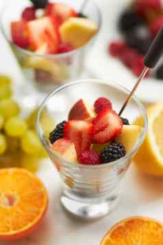 水果沙拉早餐健康的食物饮食工作室颜色艺术创造力营养学家健康水果素食主义者零食浆果苹果橙色成分白色表格