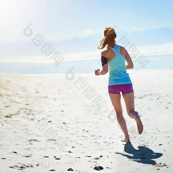 健身女人运行桑迪海滩<strong>健康</strong>的锻炼锻炼有氧<strong>运动</strong>培训在户外活跃的女跑步者<strong>运动</strong>员锻炼运行<strong>健康健康</strong>海洋模型
